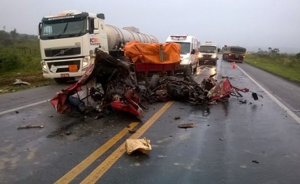 Vítimas estavam numa caminhonete que ficou destruída (Foto: Reprodução/Whatsapp) 