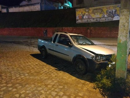 Veículo caiu de ribanceira e só parou em poste (Foto: Ubatã Notícias)