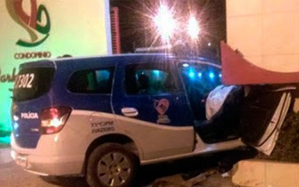 Carro da PM colidiu em muro de condomínio (Foto: Lailson Barros)