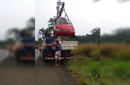 Guincho fez retirada do veículo do local (Foto: Internauta/Ubatã Notícias)