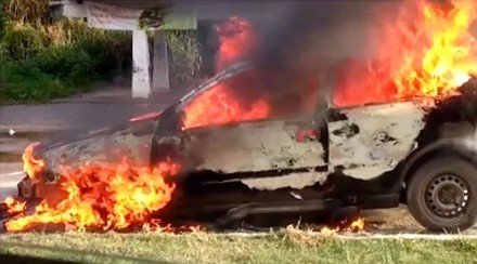 Carro ficou destruído (Foto: Reprodução/TV Santa Cruz) 