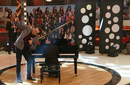 Davi tocou piano no palco do Domingo Show (Foto: Reprodução) 