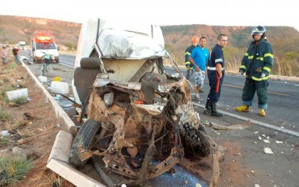 Carro envolvido na batida ficou destruído (Foto: Blog Sigi Vilares) 