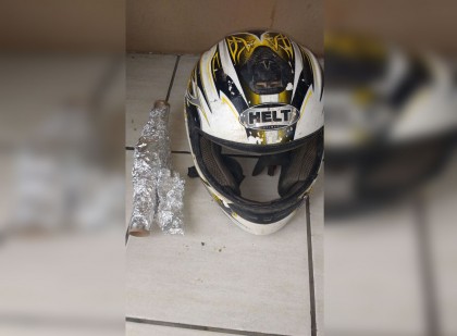 Assassino deixou para trás capacete e papel laminado (Foto: Ubatã Notícias)