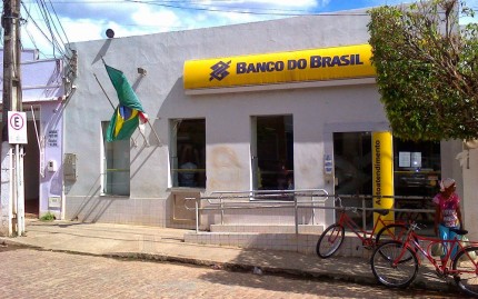 Banco foi arrombado por criminosos (Foto: Site Bahia10/Leandro Alves)