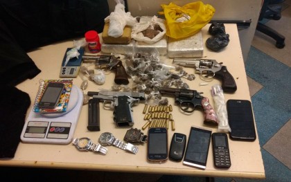 Polícia apreendeu drogas, armas e 'caderno do tráfico" (Foto: Divulgação)