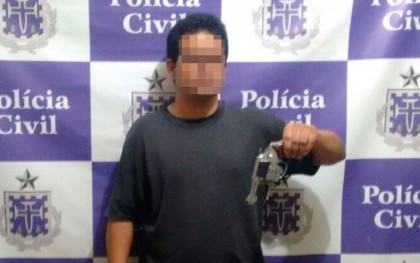 Suspeito foi preso com arma usada para matar a ex-mulher na Bahia (Foto: Divulgação) 