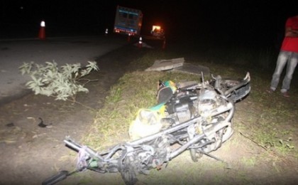 Moto colidiu em carreta na BR-116, no Entroncamento de Jaguaquara (Foto: Blog Marcos Fram) 
