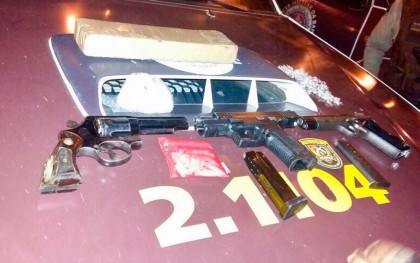 Polícia disse ter encontrado armas e drogas com suspeitos (Foto: Divulgação/SSP-BA) 