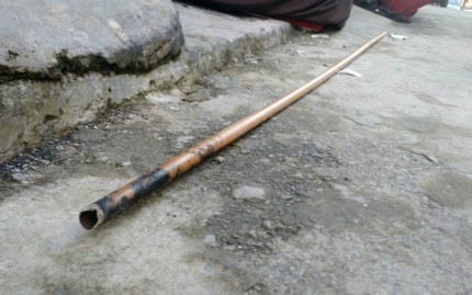 Uma das vítimas usou cano de ferro para liberar o sofá dos fios (Foto: Divulgação)