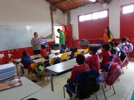 Assistente Social ministra palestra para crianças (Foto: Divulgação)