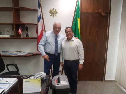 Prefeito Isravan posa para foto com Senador Otto Alencar (Foto: Ubatã Notícias)