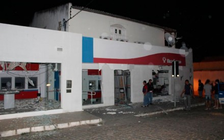 Agência bancária foi explodida em Monte Santo, na Bahia (Foto: Monte Santo Net) 