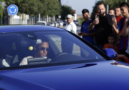 Neymar deixa treino minutos após chegada ( Foto: Manu Fernandez)