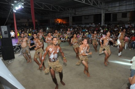 Grupo Timbalando em apresentação na Mostra de Dança de Ubatã (Foto: Valdir Santos)