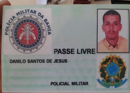 Uma carteira falsa da PM foi encontrada com  Danilo Santos de Jesus. 