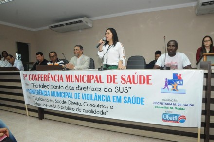 Prefeita Siméia Queiroz em pronunciamento (Foto: Valdir Santos/Ubatã Notícias)