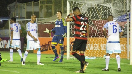 Vitória perdeu várias chances de gol e pênalti contra o Avaí (Foto: Globo Esporte)