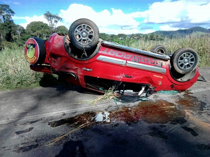 Veículo capotou no acostamento da BR-330 (Foto: Ubatã Notícias)