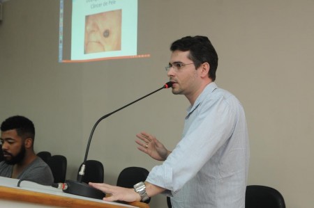 Médico Clério Peixoto ministra palestra em encontro (Foto: Valdir Santos/Ubatã Notícias)