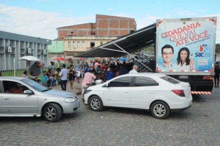 SAC Móvel está instalado na Praça do Fórum (Foto: Valdir Santos/Ubatã Notícais)