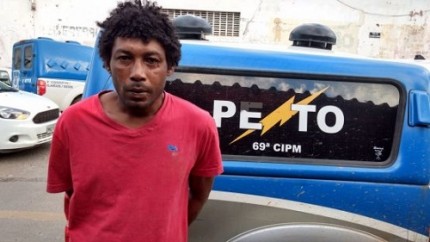 Homem foi preso pela Polícia Militar (Foto: Blog Fábio Roberto) 