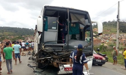 Cobrador do ônibus e uma passageira ficaram feridos (Fotos: Giro Ipiaú) 