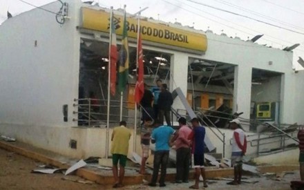 Bandidos explodem agência do Banco do Brasil em Utinga, na Bahia (Foto: Site Bahia 10) 