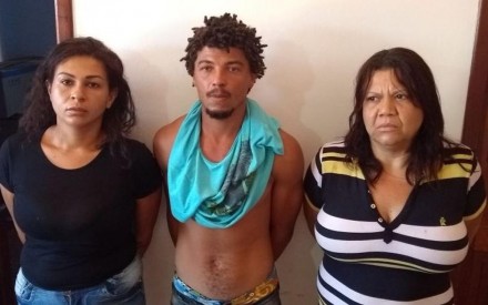 Trio foi preso e autuado por tráfico de drogas; dois são procurados (Foto: Divulgação/ Polícia Civil) 