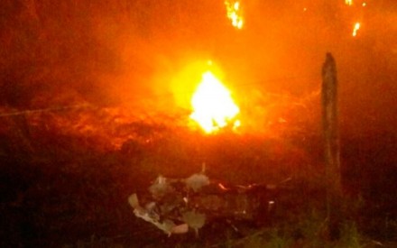 Com impacto, moto pegou fogo e chamas se alastram por matagal (Foto: PRE / Redes Sociais) 