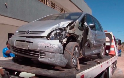 Carro de cantor sertanejo foi apreendido após acidente com 2 feridos  (Foto: Reprodução) 
