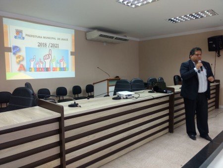 Consultor Contábil faz apresentação em Audiência Pública (Foto: Ubatã Notícias)