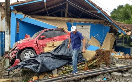 Fachada de casa e telhado ficaram destruídos com batida (Foto: Liberdade Notícias) 