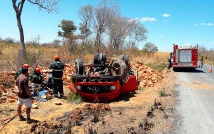 Motorista morre após caminhão tombar na Bahia (Foto: Blogbraga/Edivaldo Braga) 