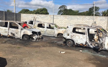 Veículos usados para transportar servidores da saúde foram destruídos (Foto: Divulgação)