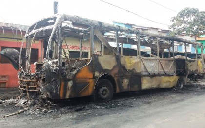 Veículo foi incendiado em Salvador (Foto: Mayara Magalhães ) 
