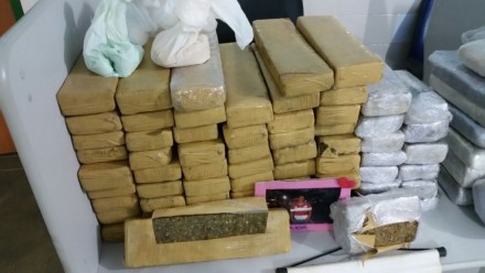 68 tabletes de maconha e 16kg de cocaína foram apreendidos