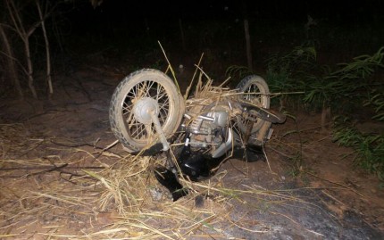 Com a colisão, motocicleta saiu da pista e motorista morreu (Foto: Blog Braga) 