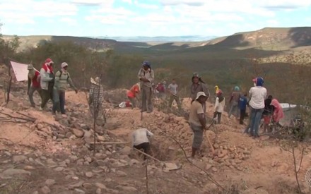 Descoberta de mina tem atraído centenas de pessoas a Sento Sé (Foto: Reproduçãoo) 