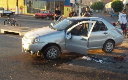 Carro envolvido no acidente ficou parcialmente destruído (Foto: Blog Braga) 
