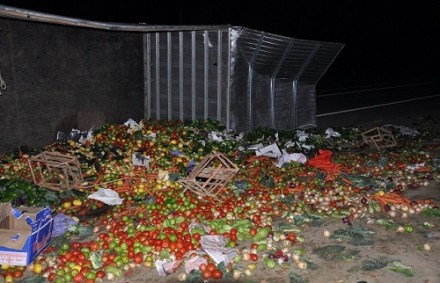 Carga de verduras ficou espalhada (Foto: Blog Marcos Frahm) 