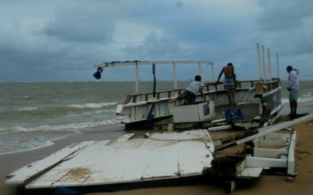 Embarcação ficou destruída (Foto: Afonso Santana/Arquivo pesoal) 