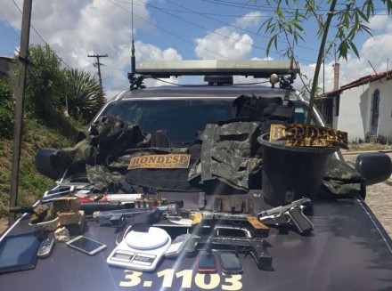 Polícia apreendeu armamento pesado com grupo (Foto: Divulgação) 