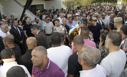 Sepultamento do corpo do PM no cemitério Bosque da Paz (Foto: Almiro Lopes) 