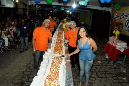 Prefeita posa para foto ao lado de bolo de 30m (Foto: Valdir Santos/Ubatã Notícias)