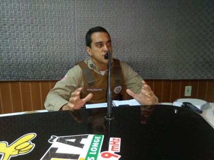 Tenente Lucas Maia em entrevista à Ubatã FM (Foto: Ubatã Notícias)