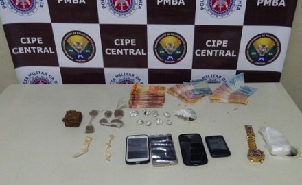 Foram apreendidos mais de 200 gramas de drogas, dinheiro, celulares e um relógio (Foto: Divulgação) 