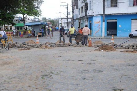 Servidores da Prefeitura realizam reparos na pavimentação (Foto: Valdir Santos)