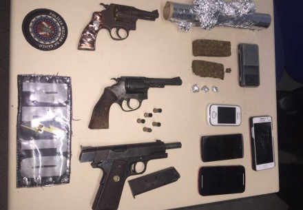 PM apreendeu pistola, revólveres, drogas e celulares (Foto: Ubatã Notícias)