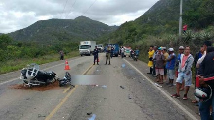 Motocicleta ficou destruída no acidente (Foto: Emerson Rocha/Bahia Acontece) 
